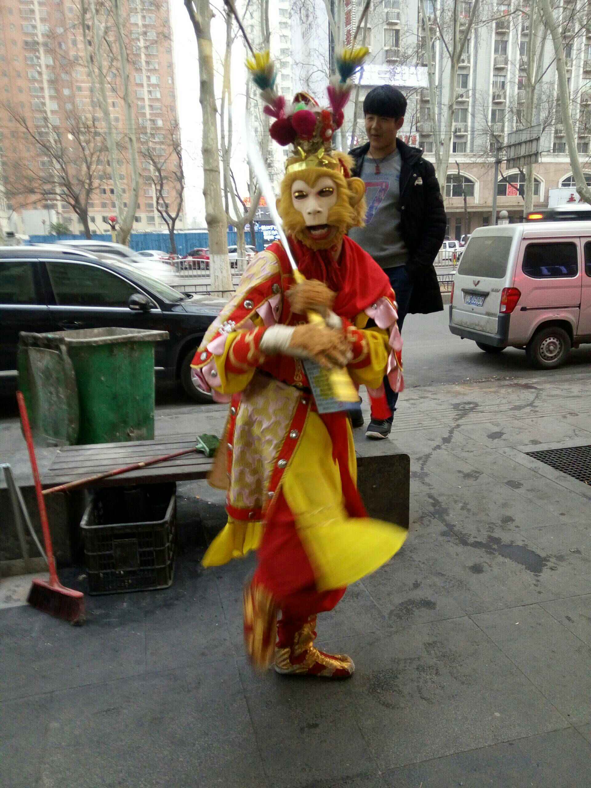 孙悟空背着金箍棒在洛阳游玩 2年前