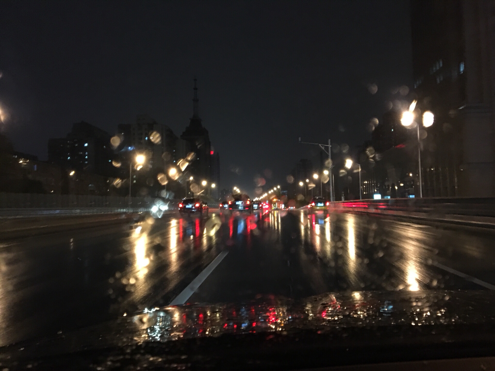 北京雨天的夜景 2年前