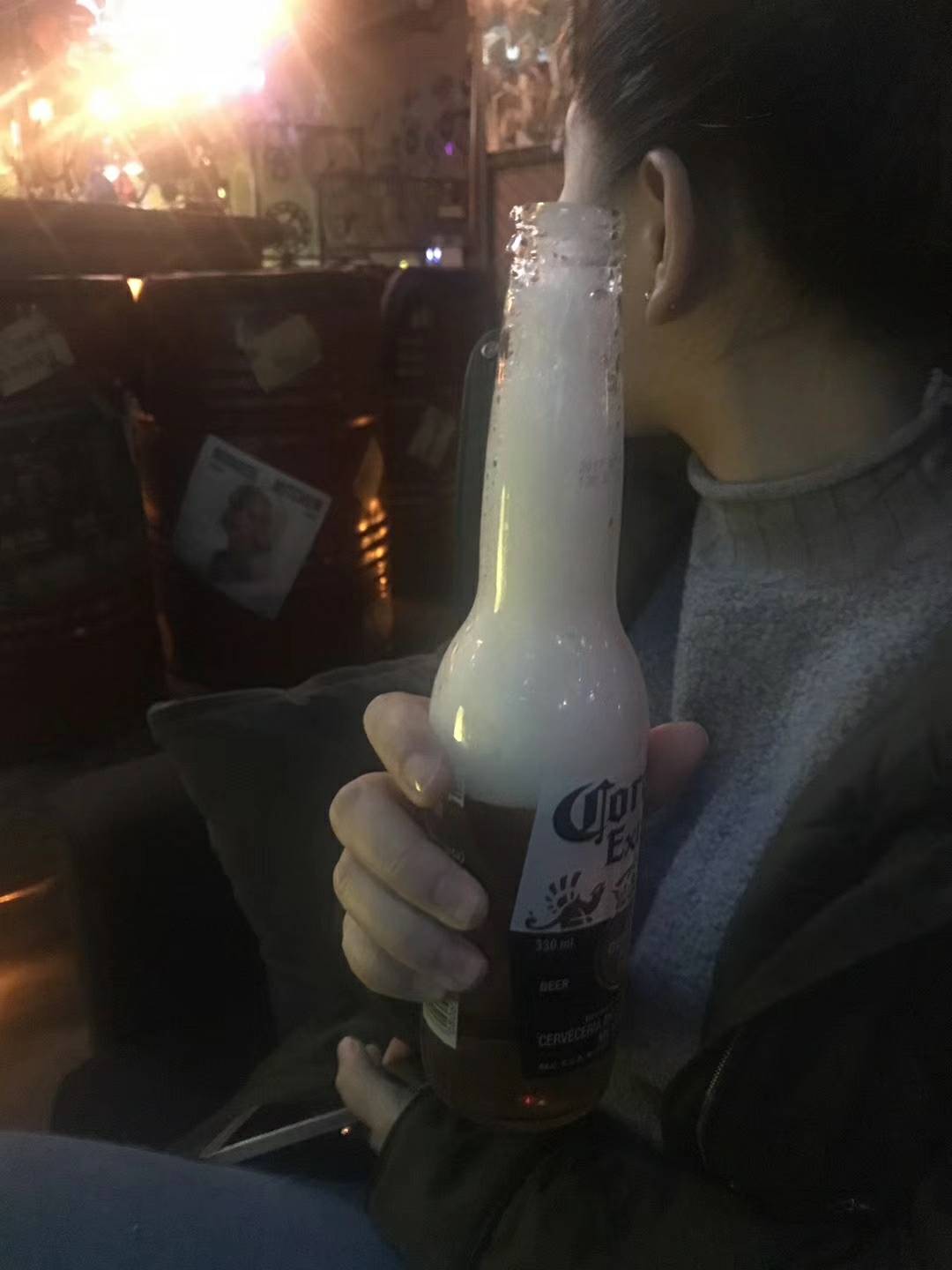 能用一瓶酒一支烟解决的事情就不要矫情[悠闲]是酒不够烈还是爱的太深
