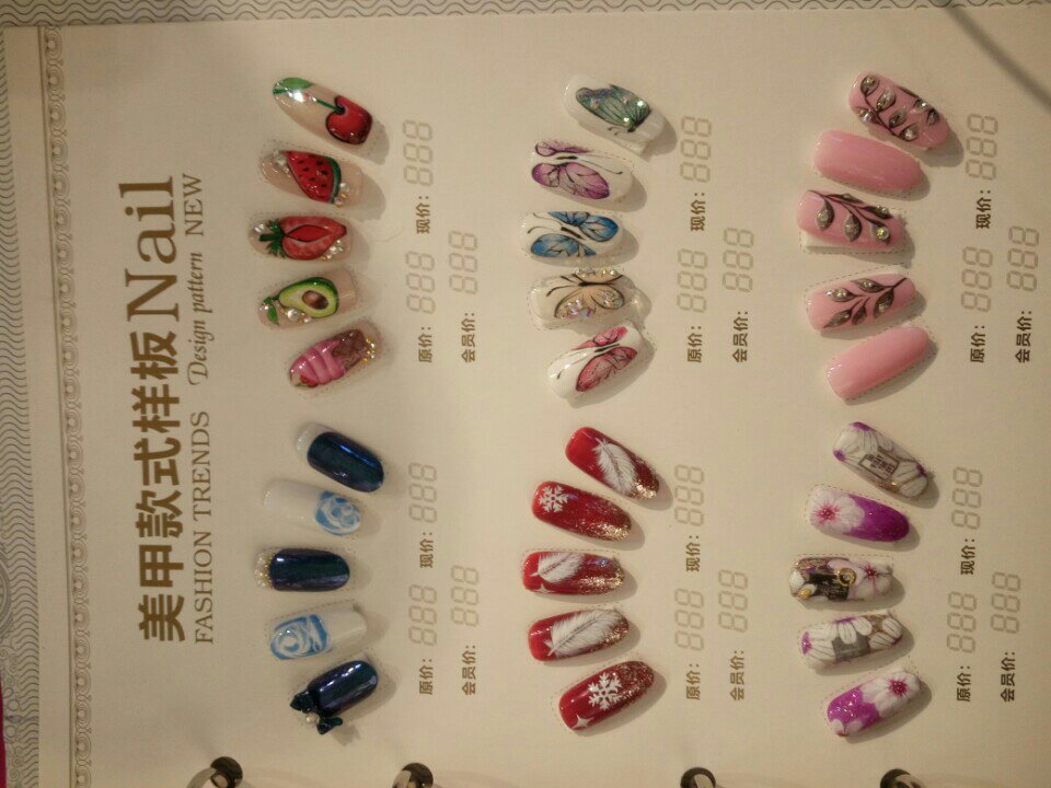 美甲师的手动打板,纯手工制作.只是为了顾客能够美美回家过年.