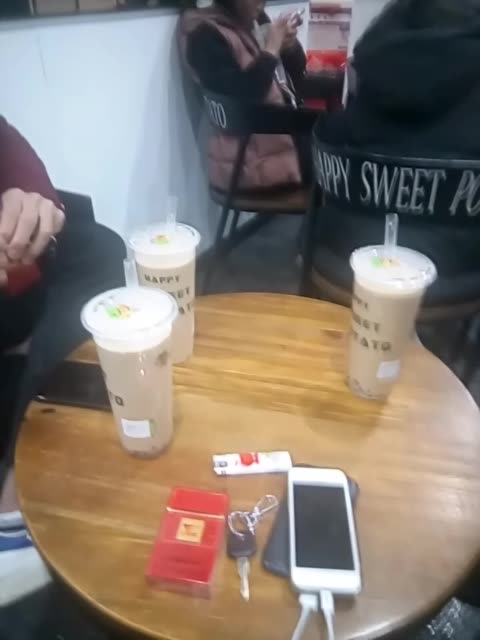 几个人无聊跑来喝奶茶朋友请客