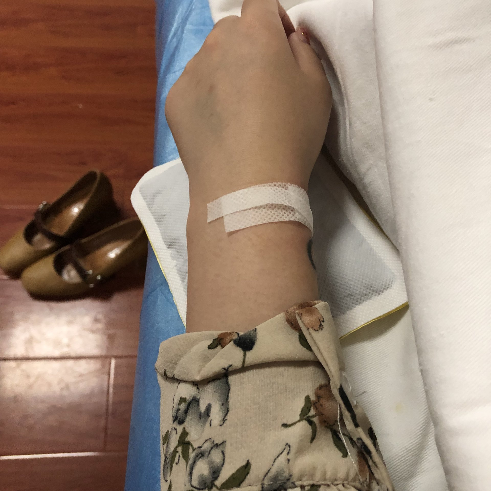 左手手背昨天没压好发青了,找不到血管不能扎,就在头