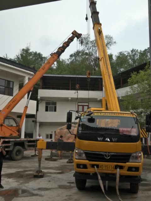 吊车闲置!