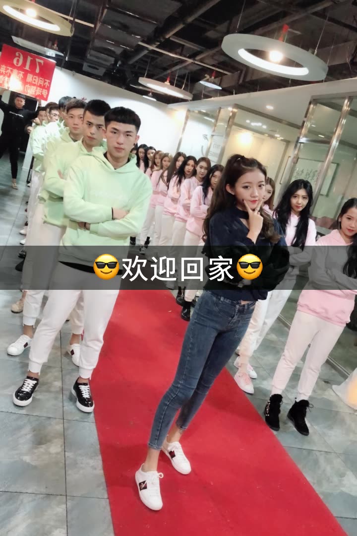 小伊伊61九点见《等他》的快手直播