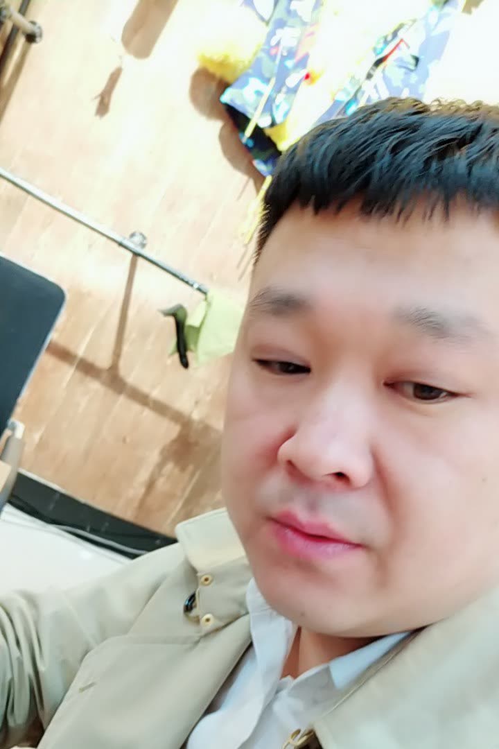 佟二堡貂得衣主任生活号的快手直播