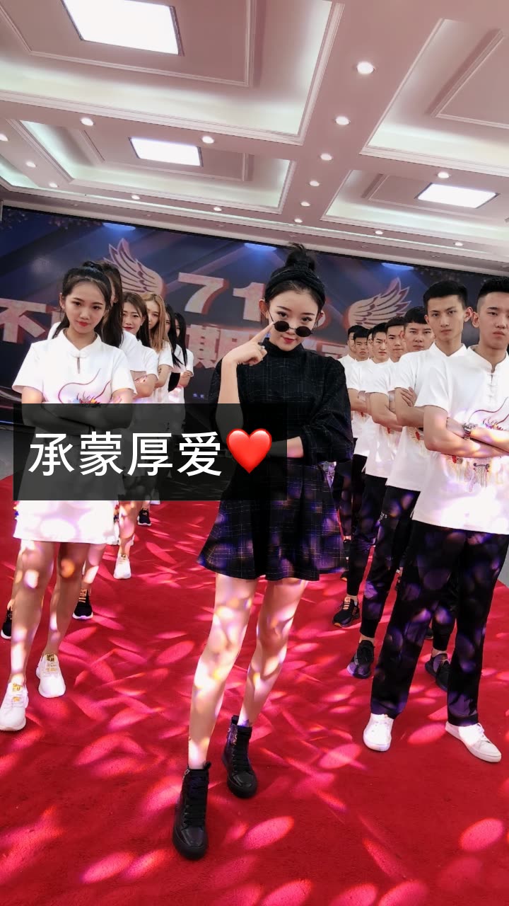 小伊伊《等他》的快手直播