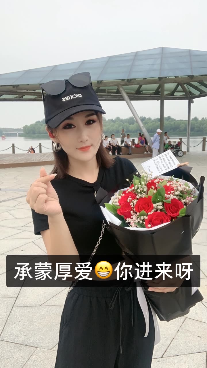 三妹儿7815(523)96的快手直播