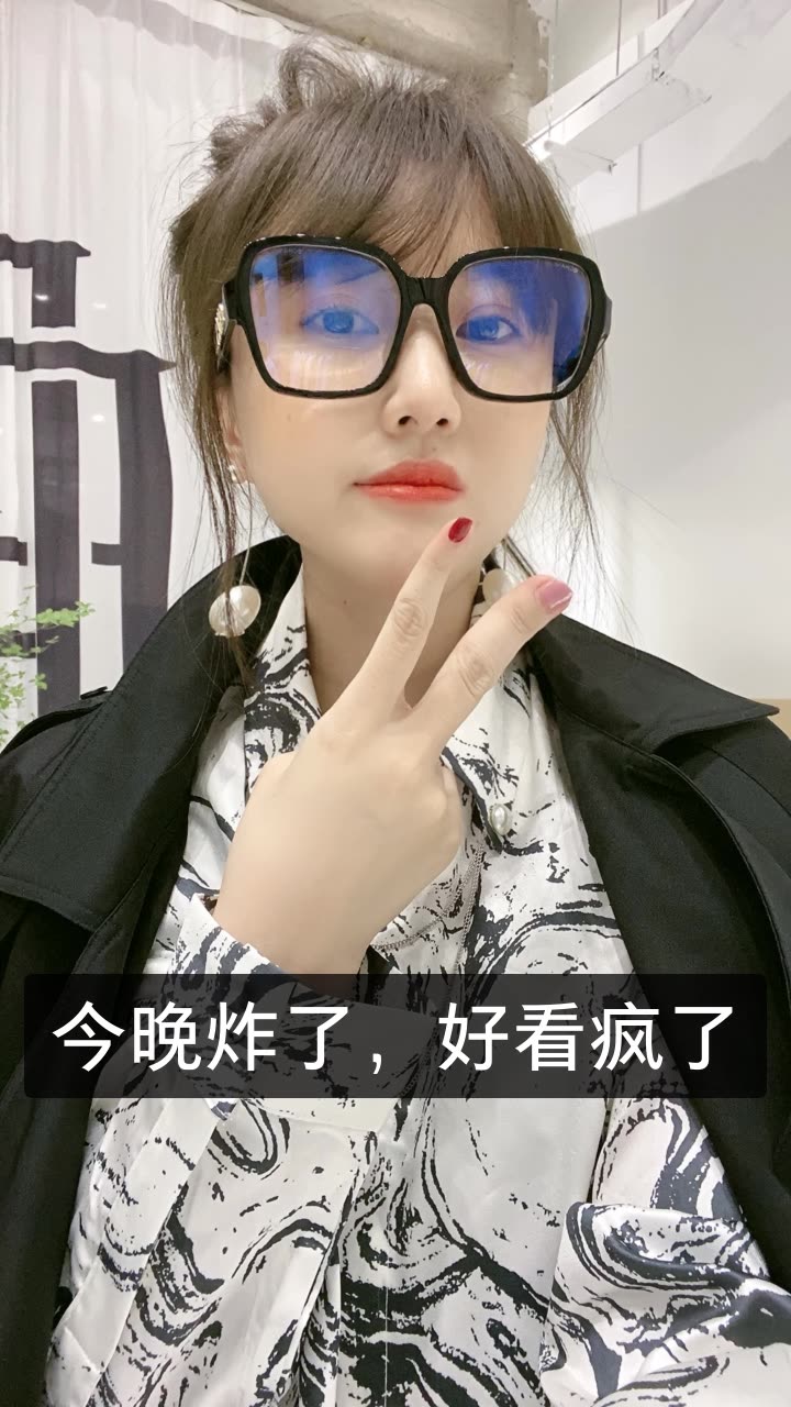 小魔女欧韩高端定制店的快手直播
