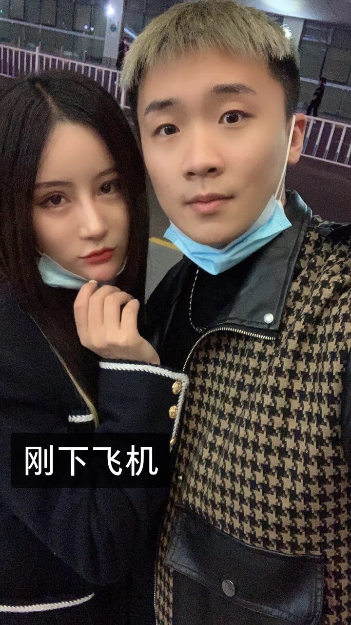 我正在快手看@文赫 61『枭   雄』的直播,一起来吧!