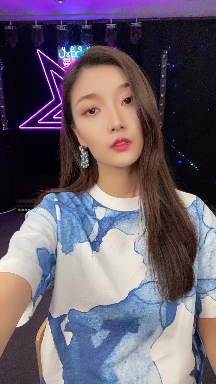 冷漠的杨小曼的快手直播