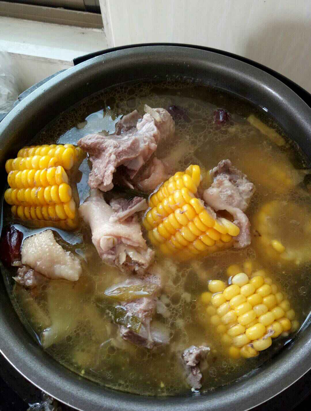 煲了一大锅汤. 3年前