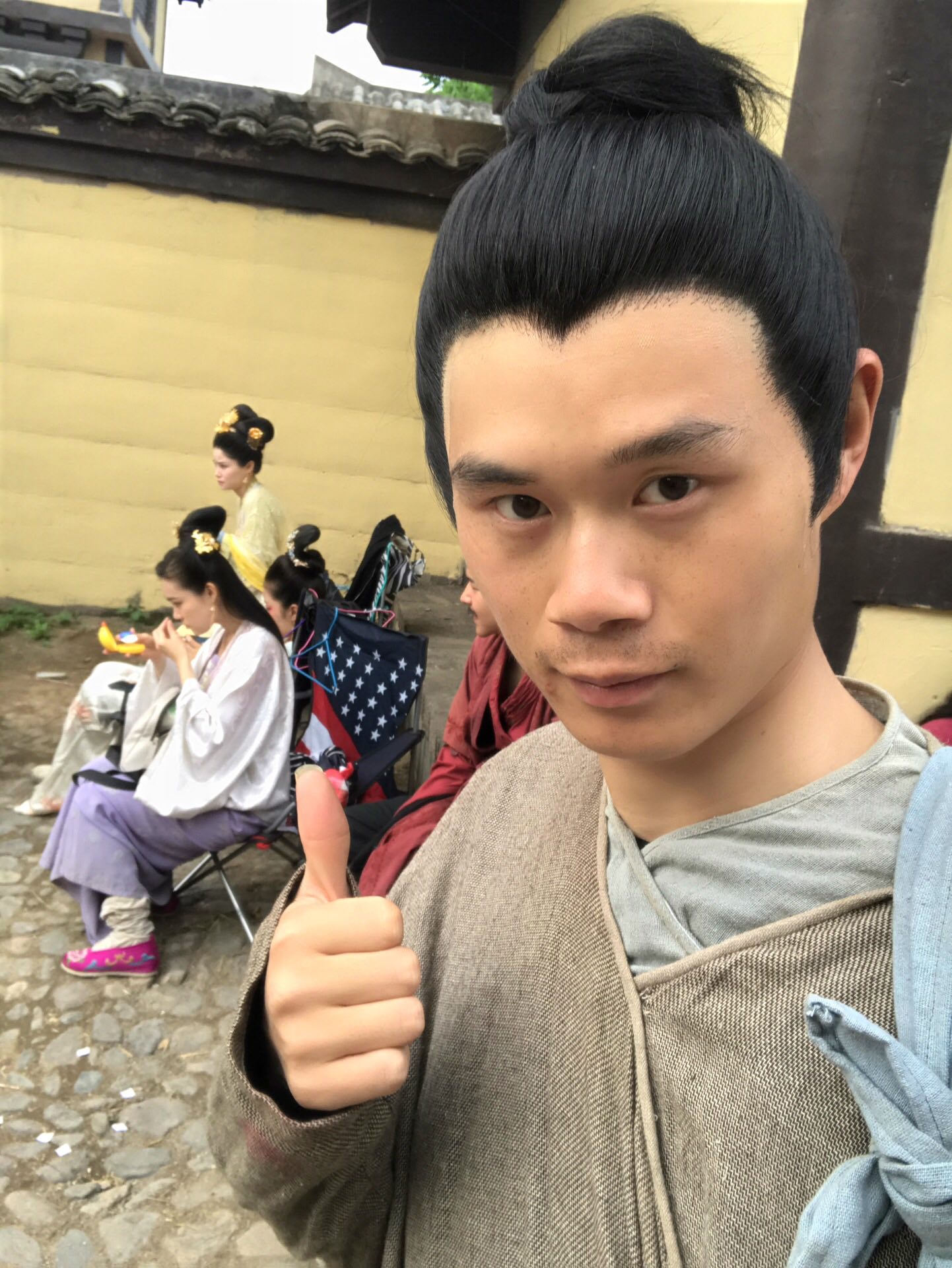 我是一个龙套演员,我已经来横店快五个月了,我没有决的我们群众演员有