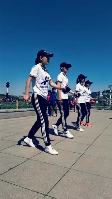 吉林市舞媚娘广场曳舞团队!美女帅哥最佳炫酷组合.