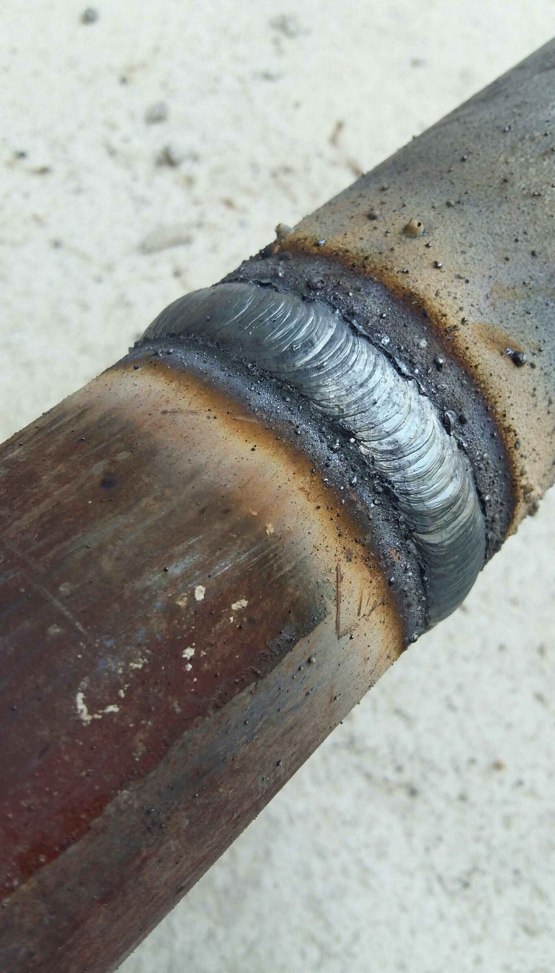 大家好,很多人喜欢薄一点的焊口,今天焊了个薄点的60口径对口焊接