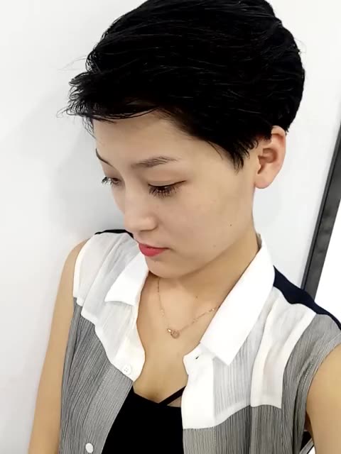 今天梳个大奔头,帅到没朋友 674        赞                   评论