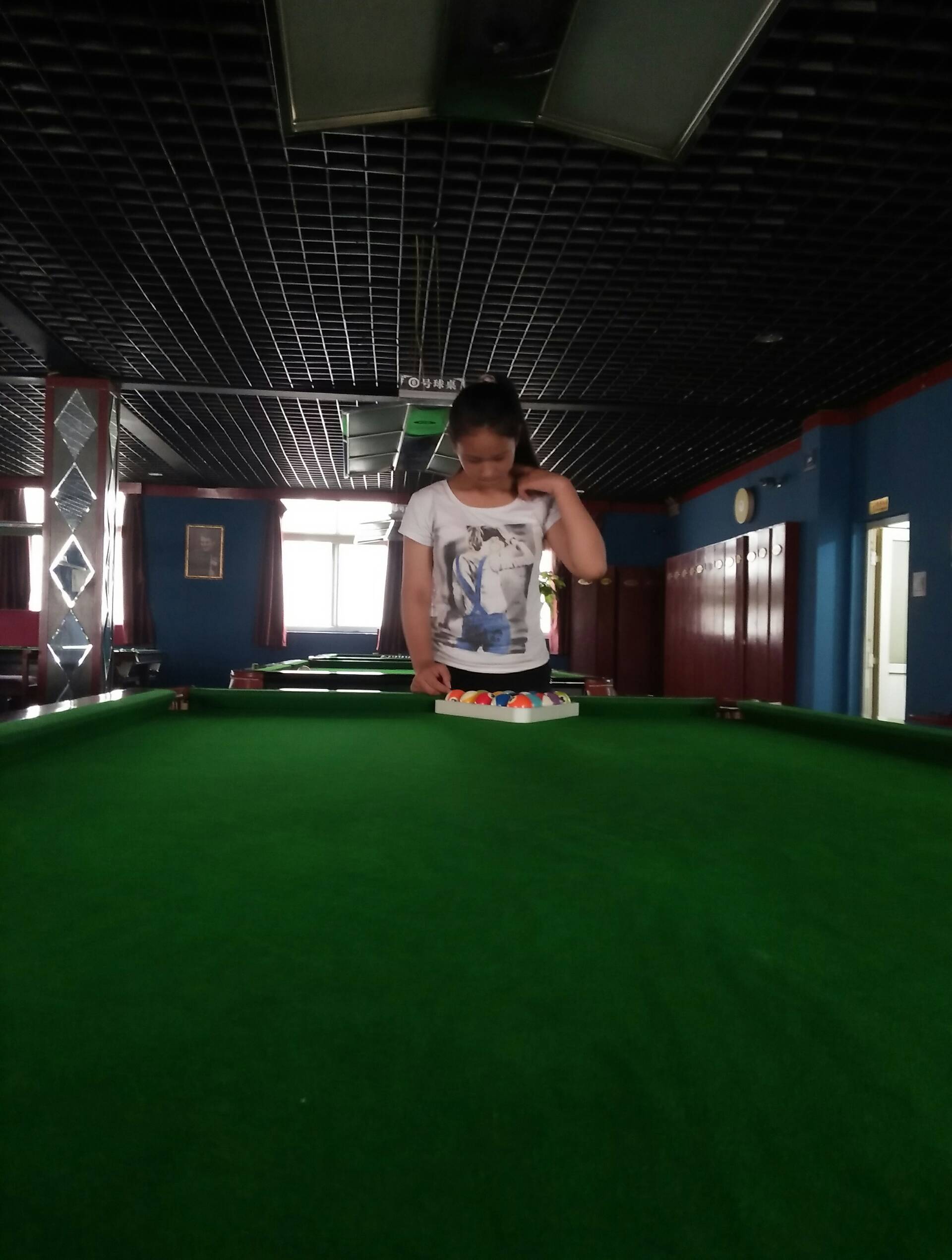 闺女认真学习摆台球 2年前