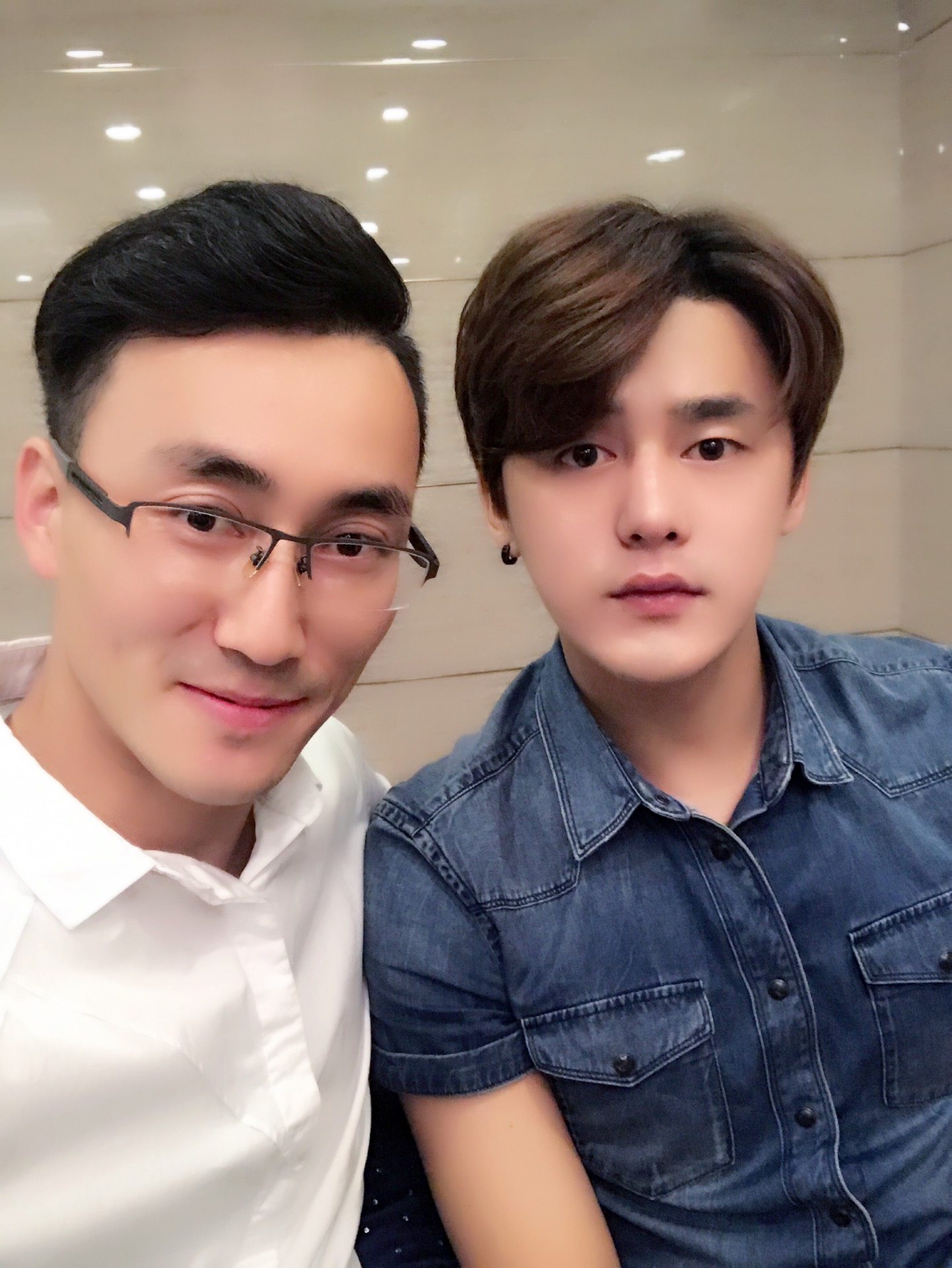 我关注很早了 怀里的猫与你1年前 他的快手叫一只爱笑的徐钰昆 爱与诚