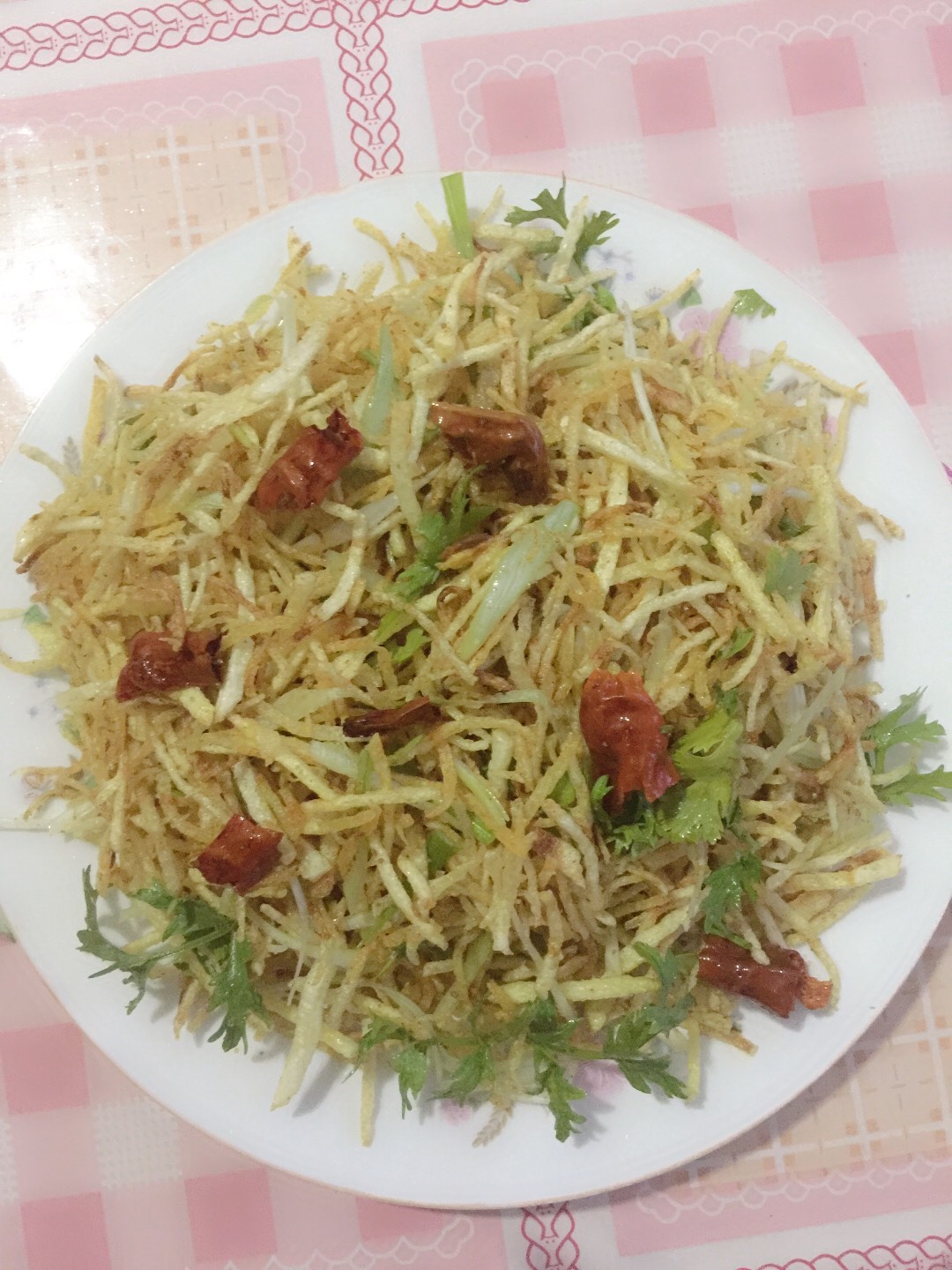 炸好的土豆丝,香菜,蒜丝,辣椒油,孜然粉,盐,鸡精, 144       赞