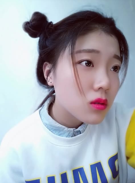 晴哥 (o6197989)     你要看我扎丸子头我是又眉毛又化口红的 2年前