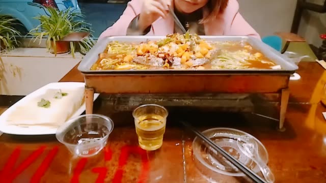 谁来陪这个美女吃饭 169       赞                   评论