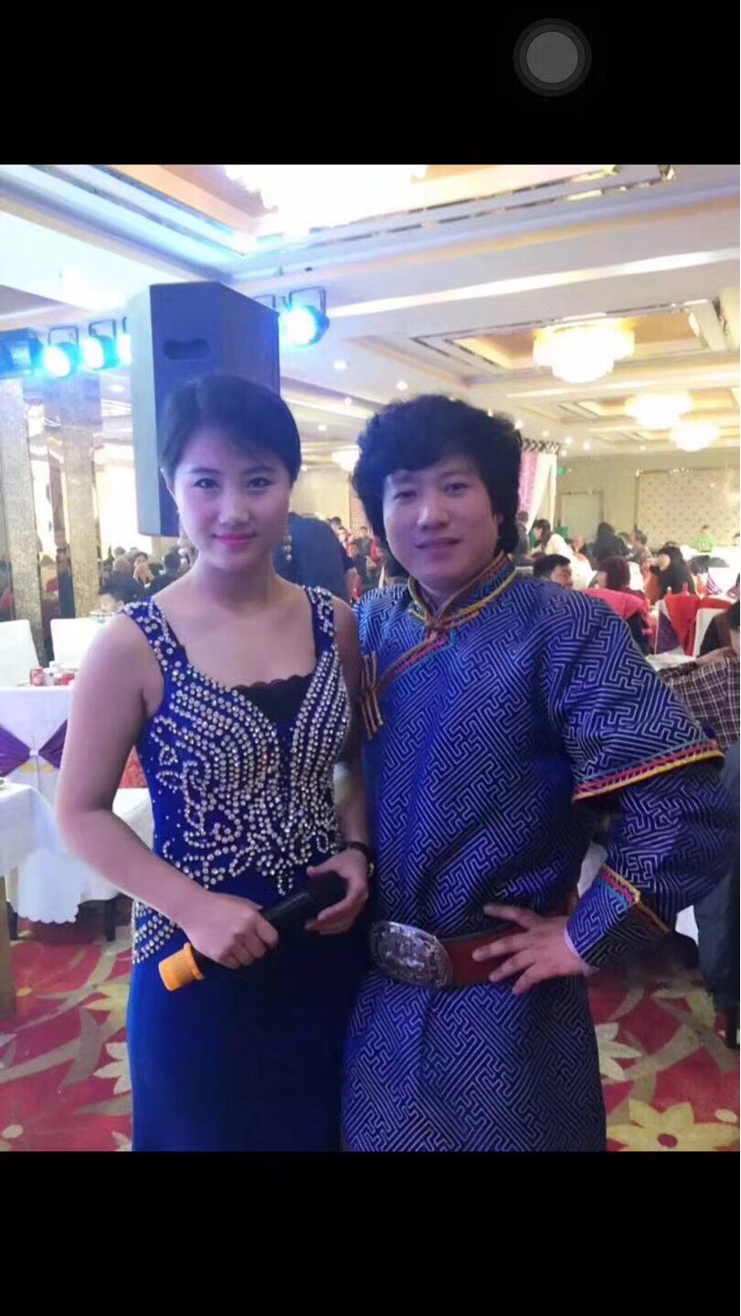 给大家分享一下我与主持林燕姐同台演出的照片吧 2年前