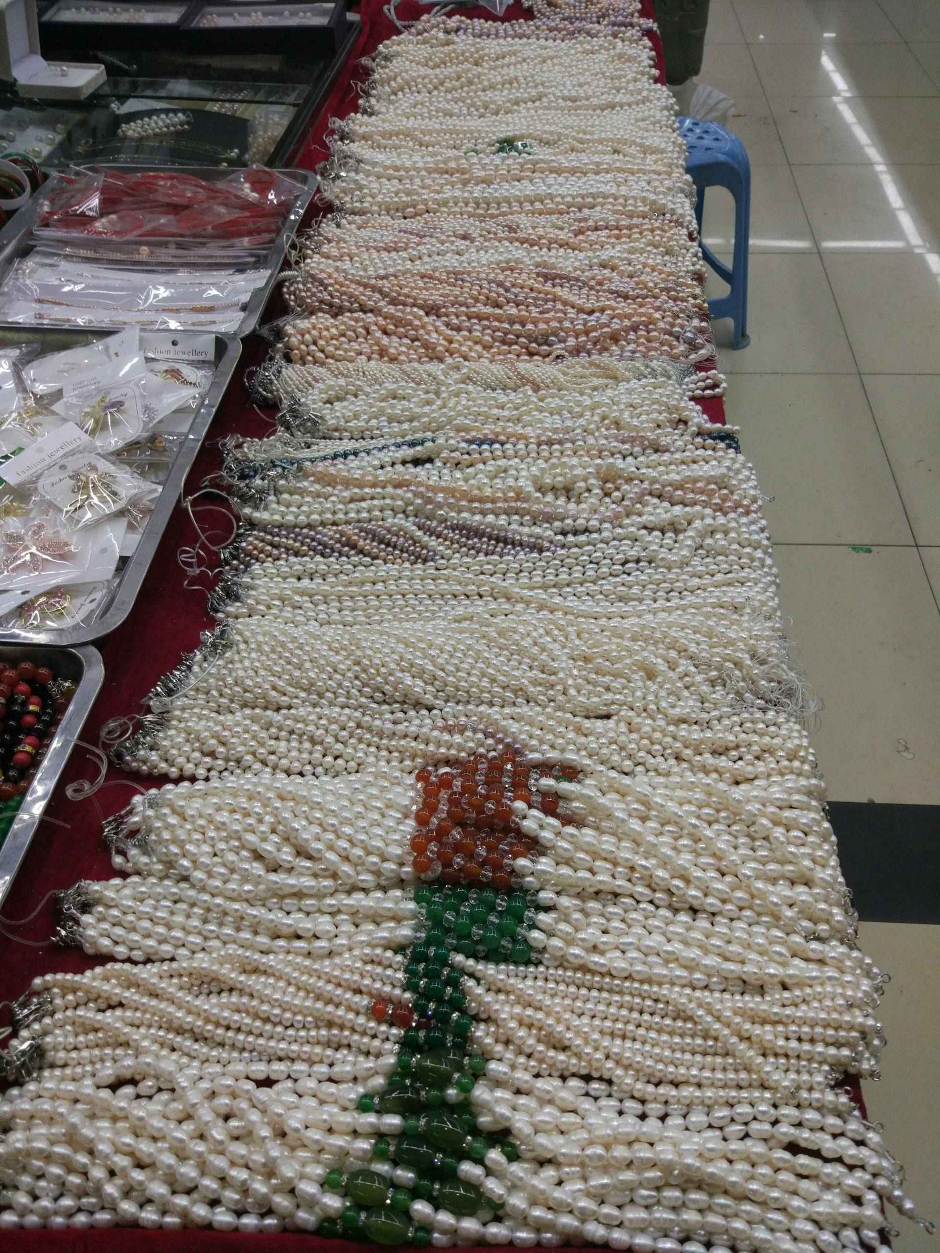 这是珍珠链.这是在药材市场拍的,药材市场里也有卖珍珠的.