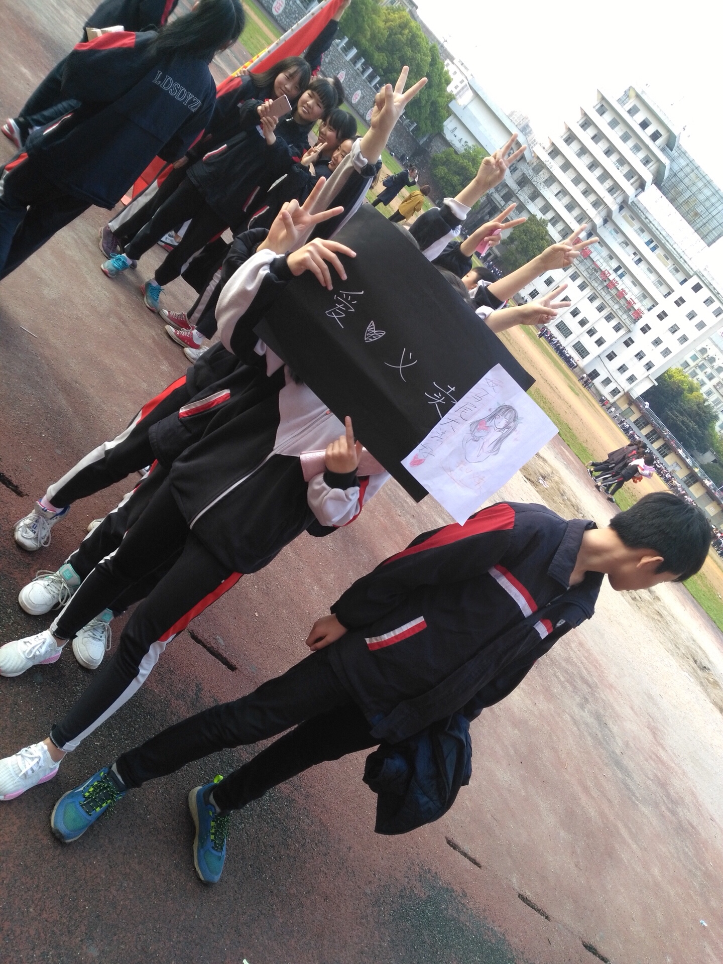 向滑 把三年穿校服的图都发了  想念它原来的模样 1159     32 赞38