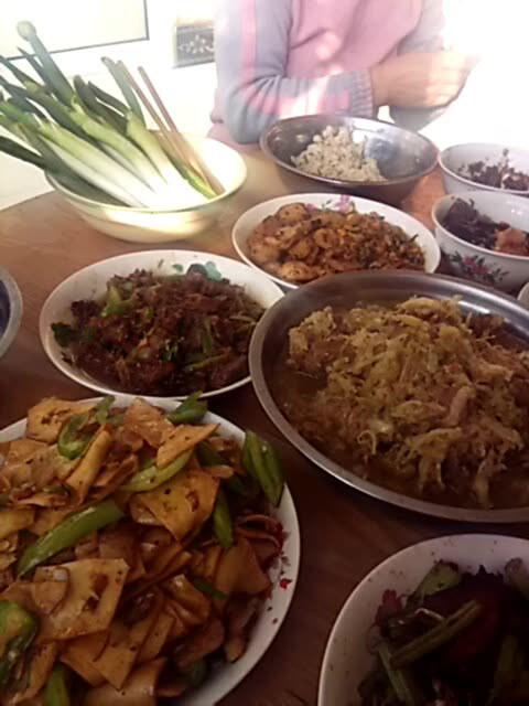 用碗吃饭都不解力了,还大盆了