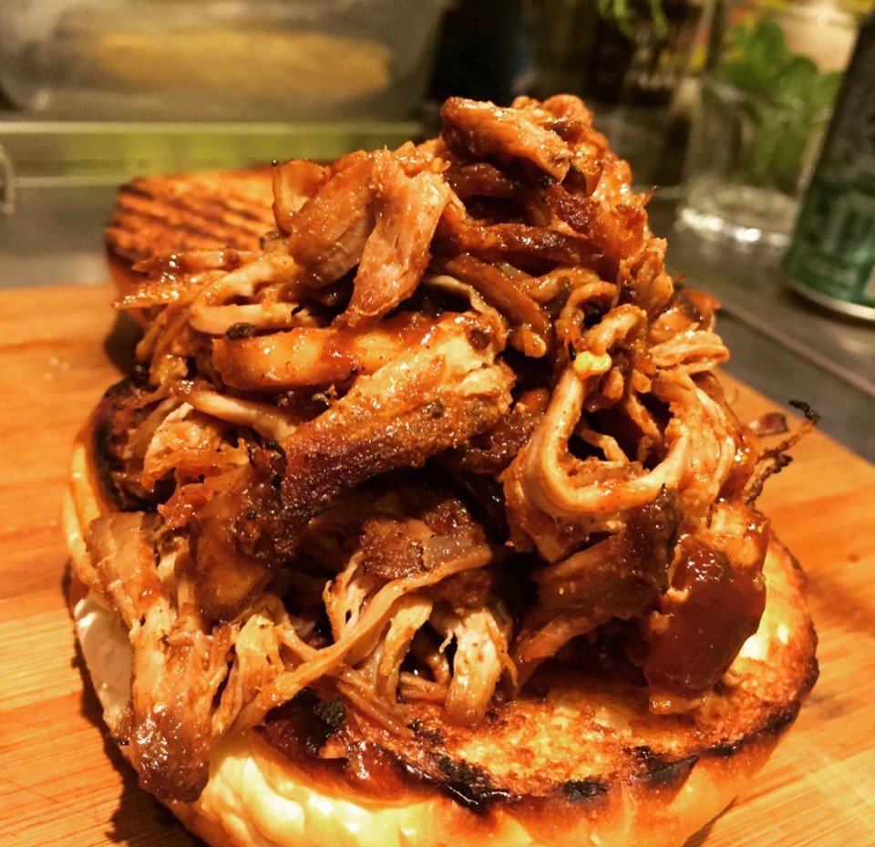 深夜又来了,给大伙奉上美式手撕猪肉汉堡,谁说这是黑暗料理我跟他急