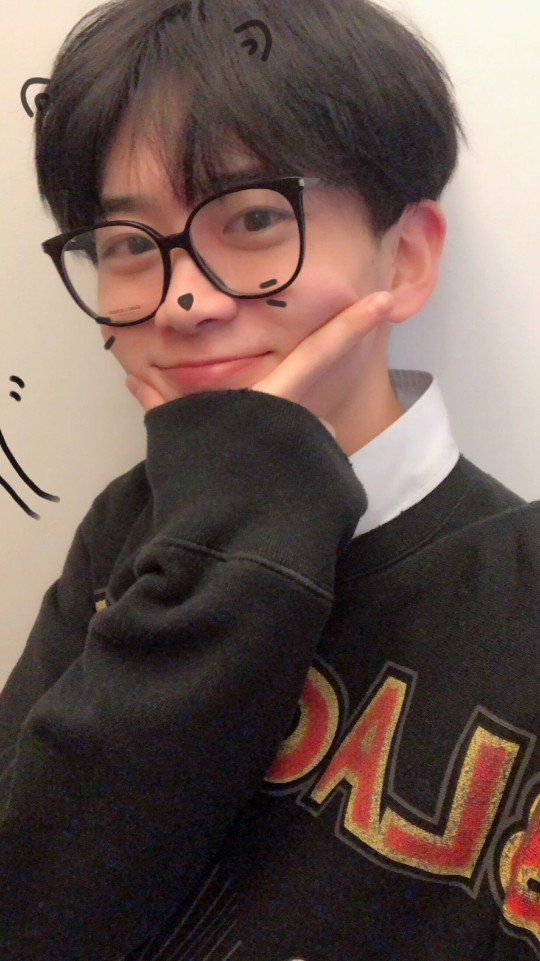 对,就是费启鸣 哈哈哈哈哈哈 吼吼~汤圆节快乐a78 @顾辰-.