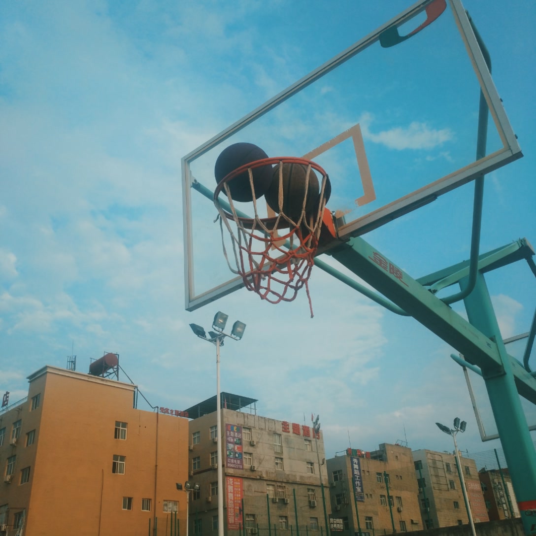 还看你打球最重要的早有你微信  好多人问我要 都怪你@艾林艾街头(o29