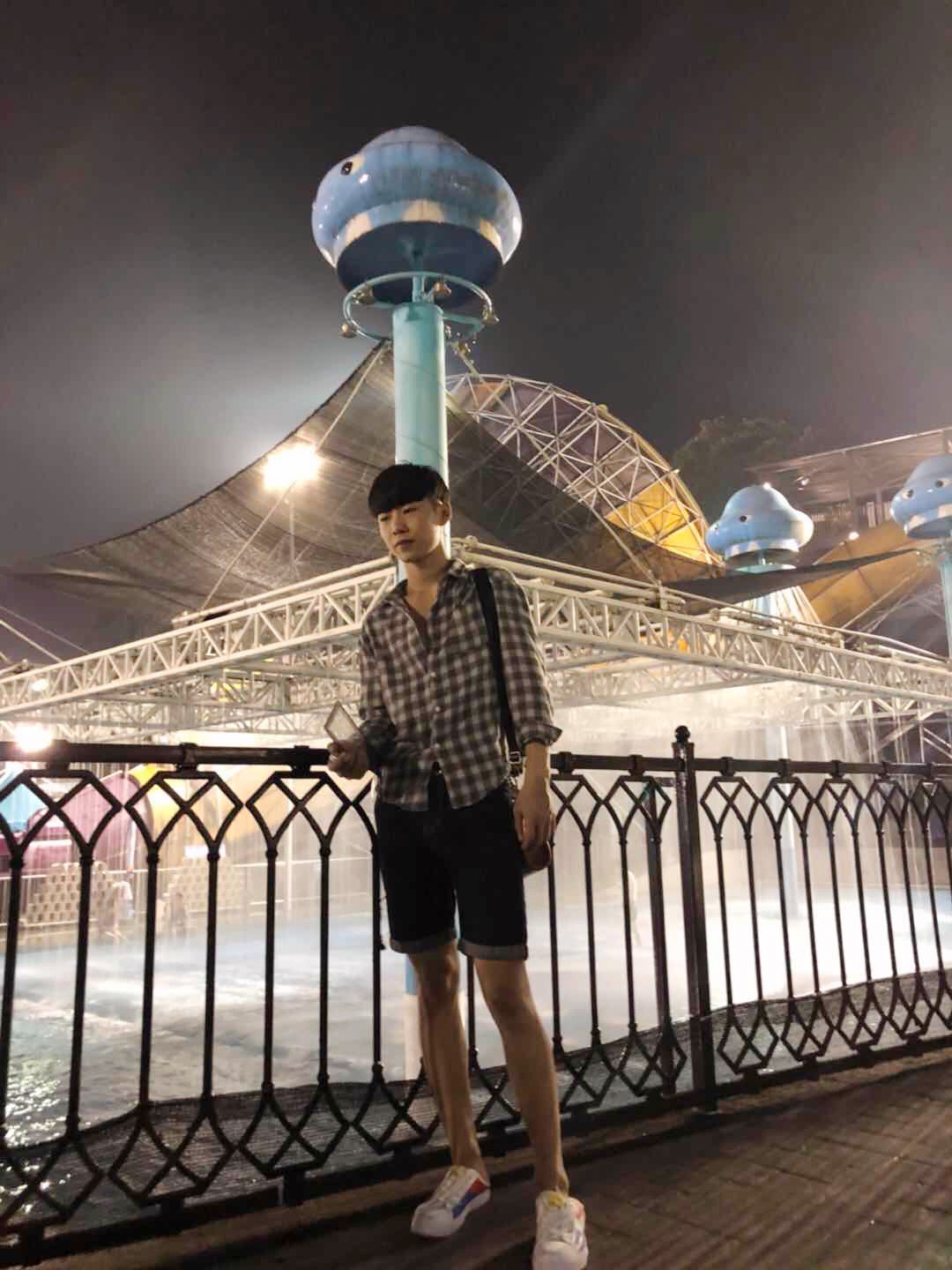 在这个世界上从来不止你一个人在强颜欢笑 - 王逸轩来了的快手