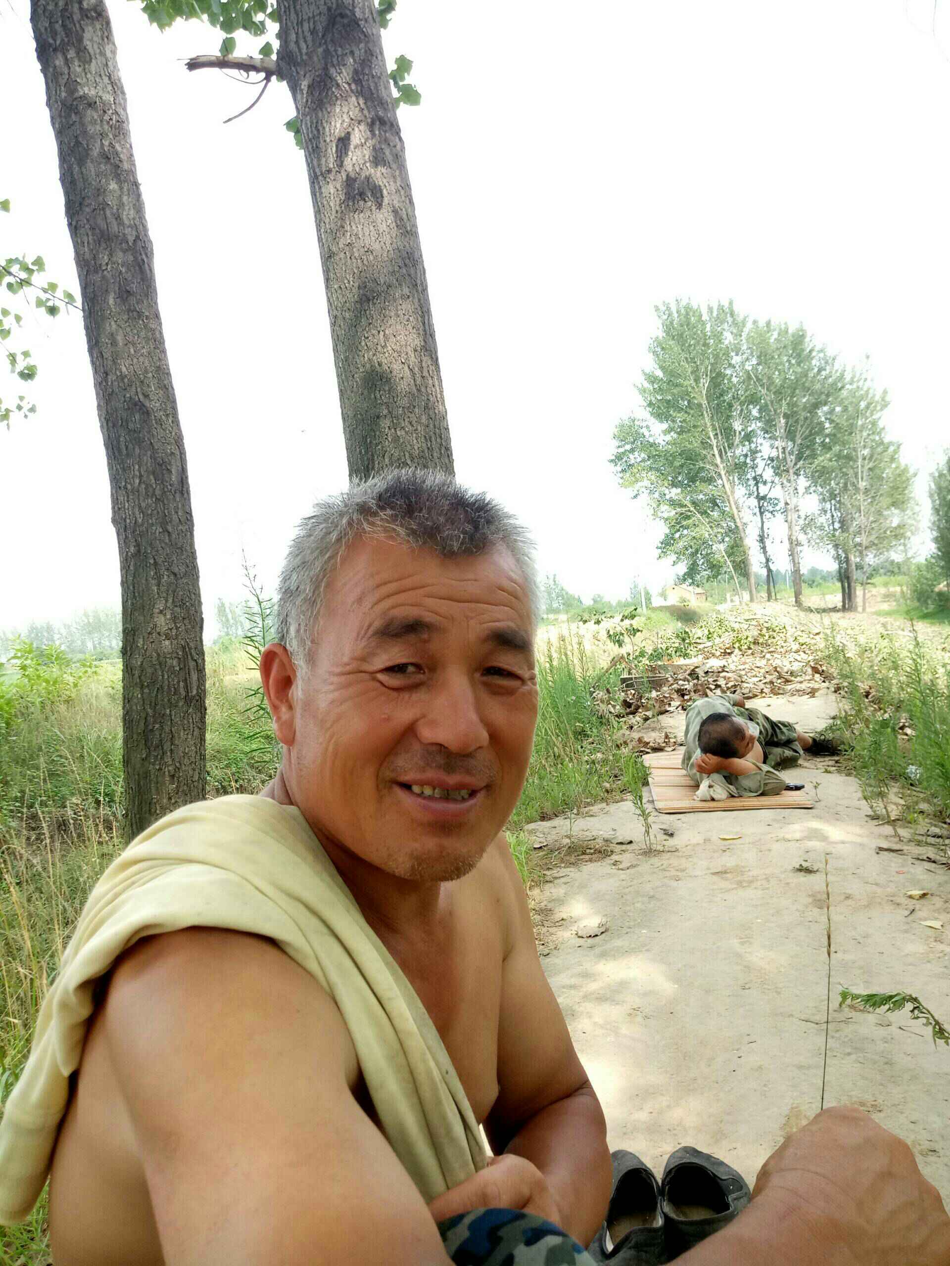 看这个老头长的真么样,想早个老伴!