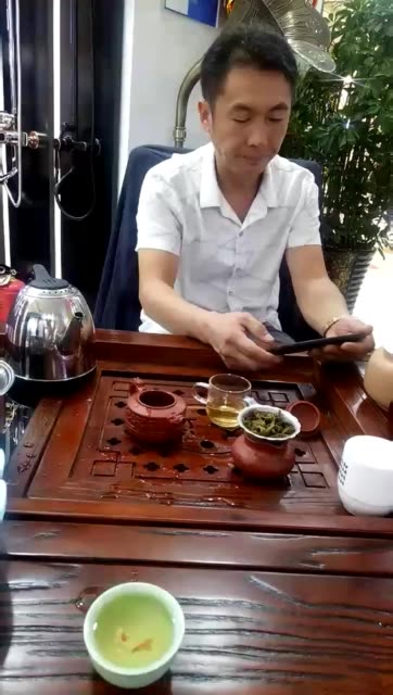 七夕节我陪他喝茶,难得这么悠闲.