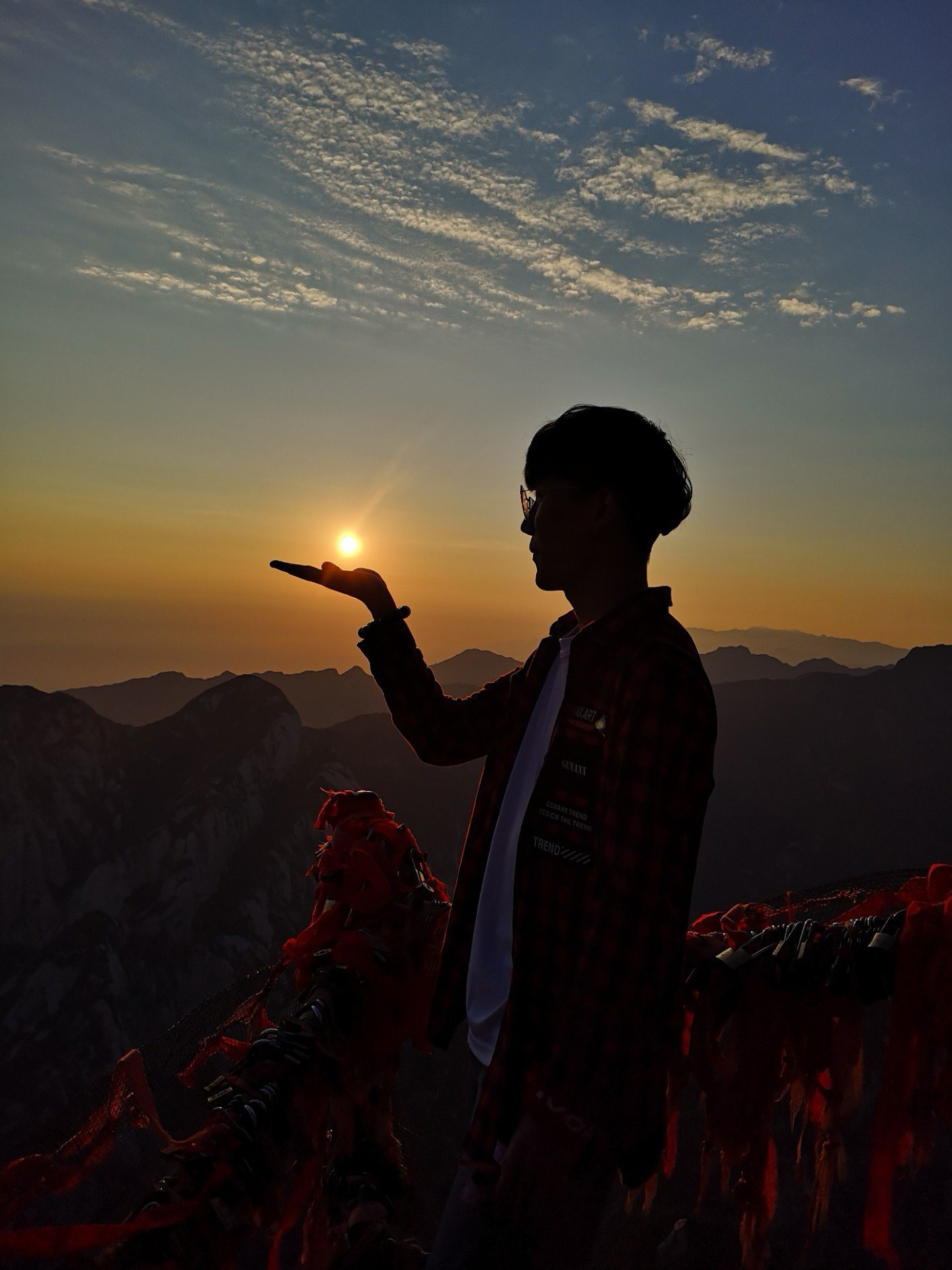 我在海拔两千零九十米的华山对着太阳发誓 我爱你