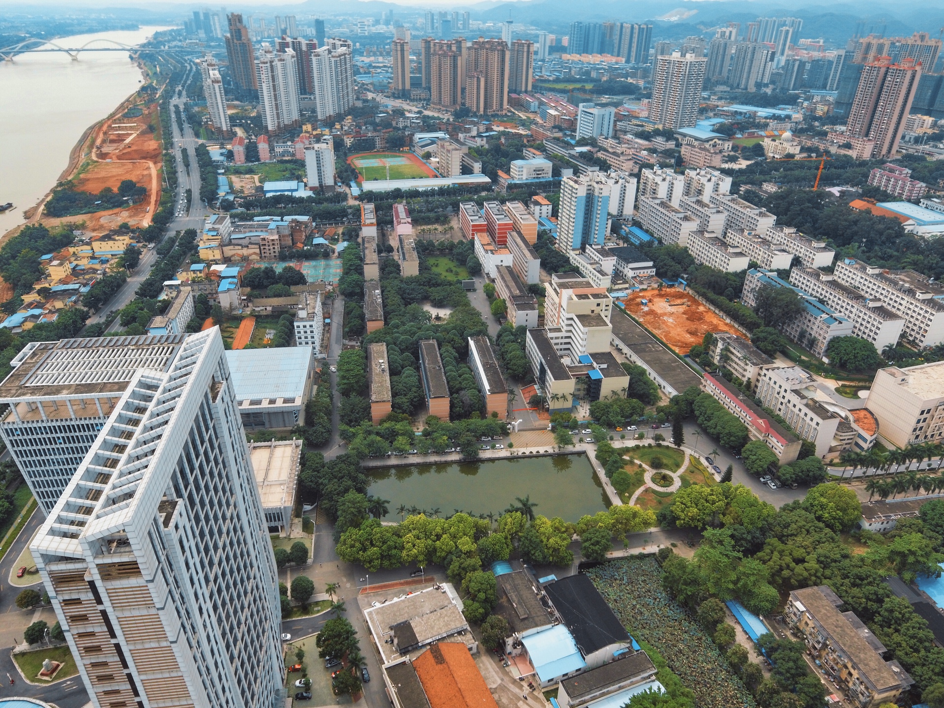 西乡塘广西经济管理干部学院#南宁##航拍# 346        赞