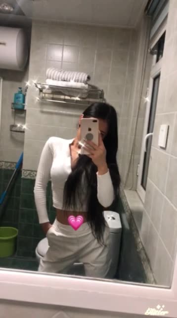 你备胎无数 
身上各种吻痕
不是因为你迷人
而是因为你廉价又百搭🖤