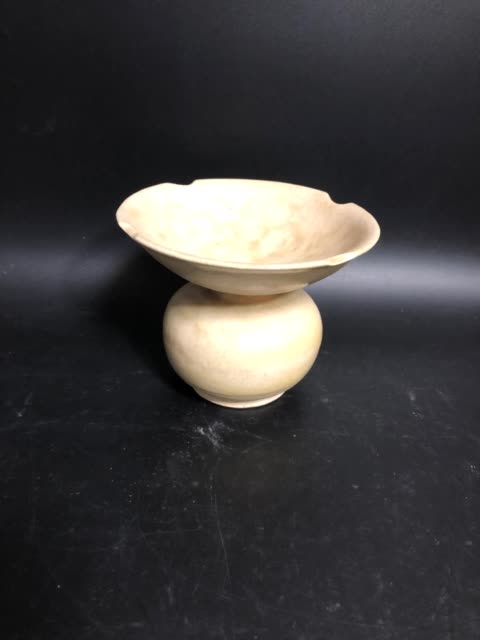 鉴赏唐晚期的白釉渣斗一件. 7天前