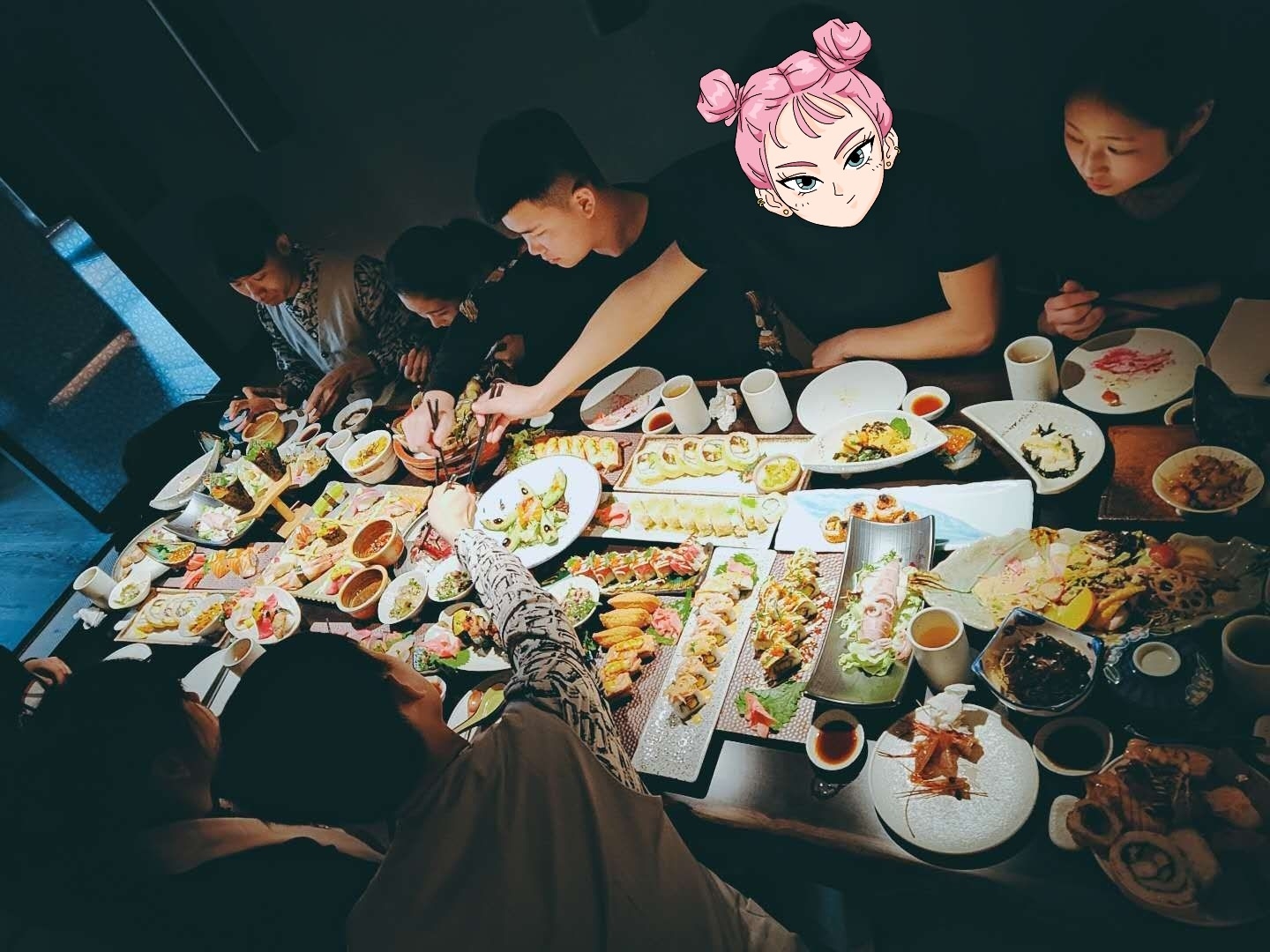 每一场不留痕迹的聚餐 都缺少一到两张自拍 但实际上 是缺少一个拿着