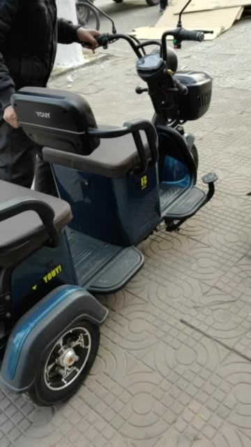 90岁的老大爷选了一辆 优移休闲三轮车  真是羡慕,90岁了耳不聋眼不花