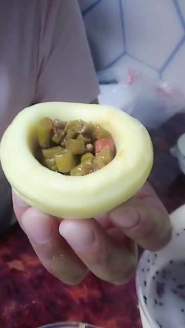 手里拿着窝窝头,菜里没有一滴油. 4天前