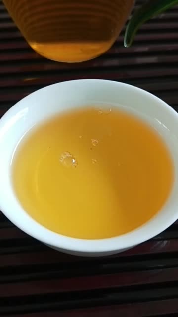 青晒云南古树白茶,汤色亮得不要不要的!