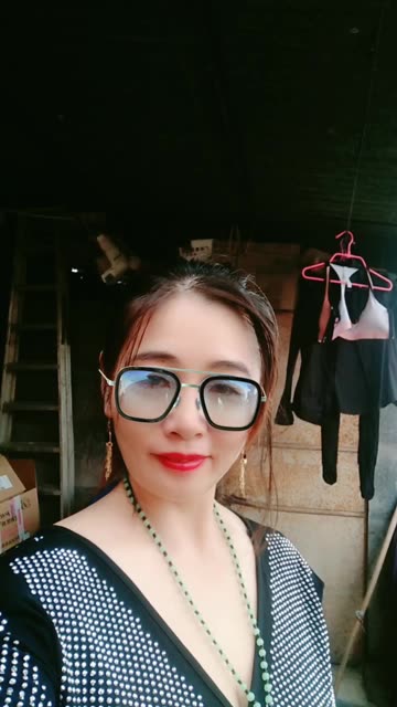 5 粉丝 1 微博 04 查看更多 a 微关系 她的关注(35) 微博积分 何炅