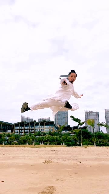 关注 武当陈师宇道长是三丰派代表传承人,精通各种武当功法绝学.