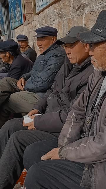 无论什么时候,村里的老人都喜欢坐在南墙根,抽这大烟杆,拉呱晒太阳